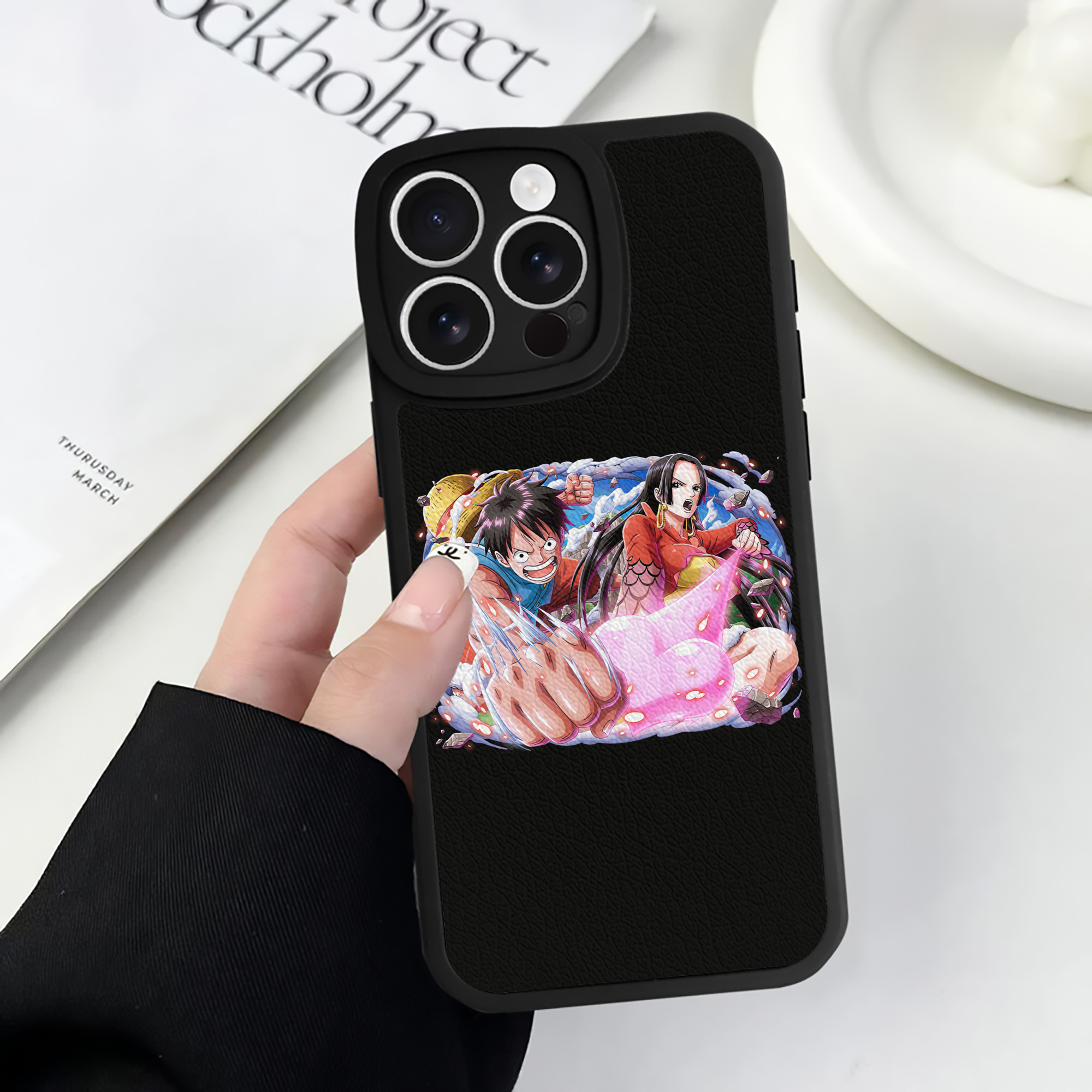 （画像用） ワンピース モンキー・D・ルフィ ONE PIECE Monkey D. Luffy 【iPhone 16シリーズ対応】シリコンスマホケース（レザー調） 材質：シリコン